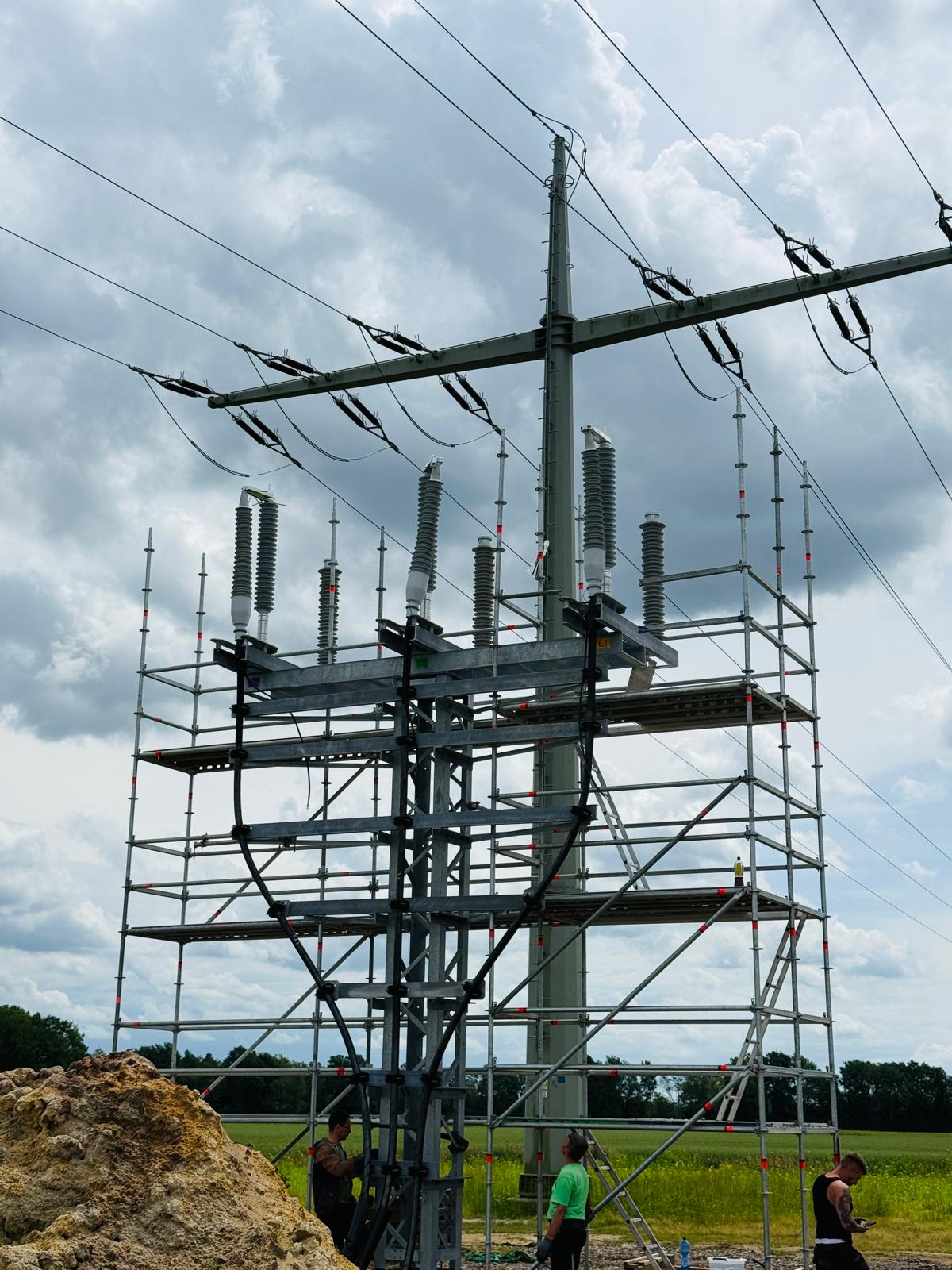 Umspannwerkfelder 100 kV 400 kV, 100 kV Umspannwerkfeld, 110 kV Umspannwerkfeld, 400 kV Umspannwerk, 380 kV Umspannwerk, Hochspannungs-Schaltanlagen, Umspannwerksbau, Schaltanlagen Montage, Transformatoren Installation, Schutzprüfung Hochspannung, Inbetriebnahme Umspannwerk, Netzberechnung Hochspannung, Erdungsstudie Umspannwerk, Kabelprüfung Hochspannung, Hochspannungsanlagen Service